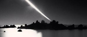 Lichtspiel: Michael Kennas "Full Moonset" entstand 2007 vor dem Chausey Inseln im Ärmelkanal.