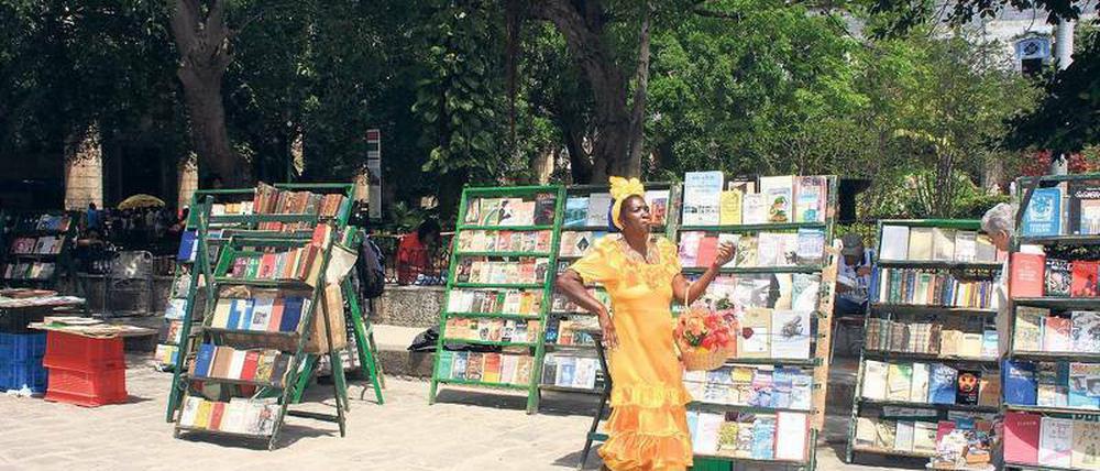 Mir doch egal. Dieser forschen Frau in Havanna, die sich von Touristen gegen kleines Geld gern ablichten lässt, droht durch die neue Invasion keine Gefahr. Im Gegenteil.