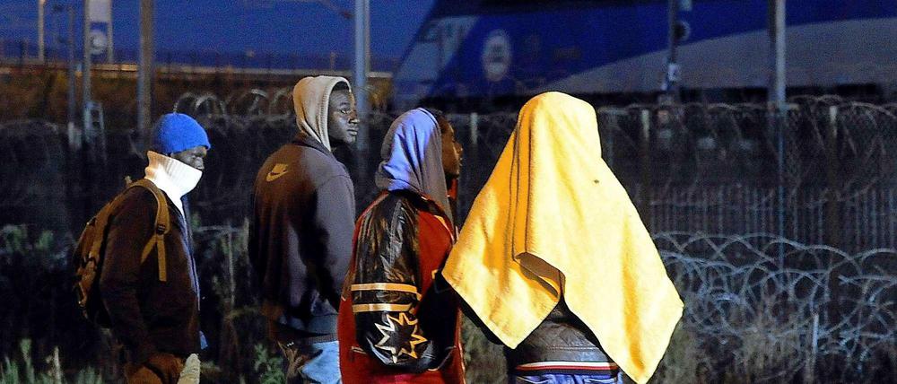 Warten auf die Überfahrt nach England: Migranten im nordfranzösischen Coquelles bei Calais am Sonntag