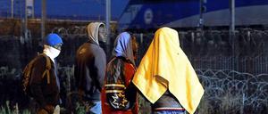 Warten auf die Überfahrt nach England: Migranten im nordfranzösischen Coquelles bei Calais am Sonntag