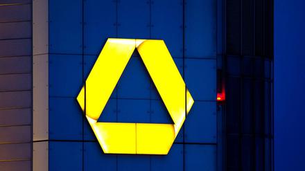 Das Logo der Commerzbank am Hauptsitz der Bank in Frankfurt am Main: Gewinnsprung im zweiten Quartal 2015. 