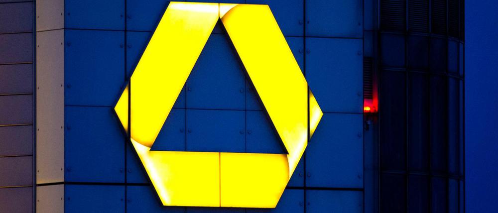 Das Logo der Commerzbank am Hauptsitz der Bank in Frankfurt am Main: Gewinnsprung im zweiten Quartal 2015. 