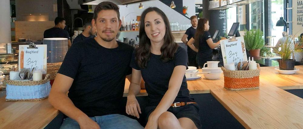 Bei ihnen soll der Fast Food gesund sein. Benjamin Schelkus und Nadine Khayeri haben „BagYard“ im Bikini-Haus eröffnet.