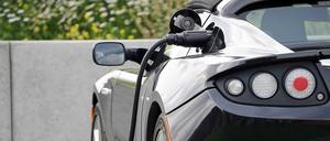 Ein Tesla wird geladen: Der Elektroautobauer lieferte im zweiten Quartal mehr als 11 000 Fahrzeuge aus. 