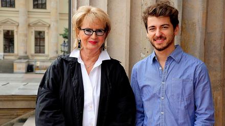 Young-Euro-Cassic-Gründerin Gabriele Minz und Adrian Schmid vom Friedensorchester vor dem Konzerthaus am Gendarmenmarkt.