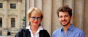 Young-Euro-Cassic-Gründerin Gabriele Minz und Adrian Schmid vom Friedensorchester vor dem Konzerthaus am Gendarmenmarkt.