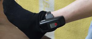 Dies ist Berlins erste Fußfessel: Ein entlassener Sicherungsverwahrter trug sie seit Dezember 2013. Umgelegt wurde sie im Erste-Hilfe-Raum der Justizverwaltung