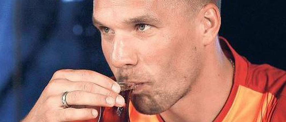 Abkassieren und Tee trinken? Bei Galatasaray verdient der deutsche Nationalspieler Lukas Podolski künftig angeblich drei Millionen Euro im Jahr, plus Prämien. Geld, das türkischen Talenten in der Nachwuchsarbeit fehle, bemängeln Kritiker. 