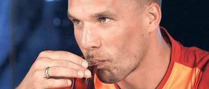 Abkassieren und Tee trinken? Bei Galatasaray verdient der deutsche Nationalspieler Lukas Podolski künftig angeblich drei Millionen Euro im Jahr, plus Prämien. Geld, das türkischen Talenten in der Nachwuchsarbeit fehle, bemängeln Kritiker. 