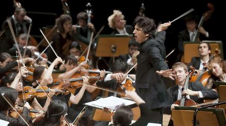 Michael Sanderling dirigiert das Young Philharmonic Orchestra Jerusalem Weimar