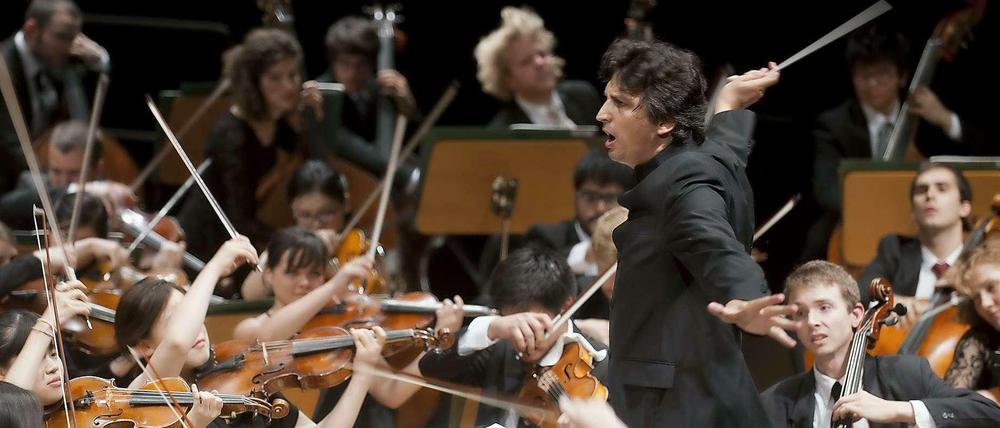 Michael Sanderling dirigiert das Young Philharmonic Orchestra Jerusalem Weimar
