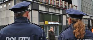 Mehr Blau. Die Polizei zeigt Präsenz am Alex - aber reicht das?