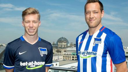 Mitchell Weiser im Auswärtstrikot, Julian Schieber trägt das Heimjersey. Schön ist anders.
