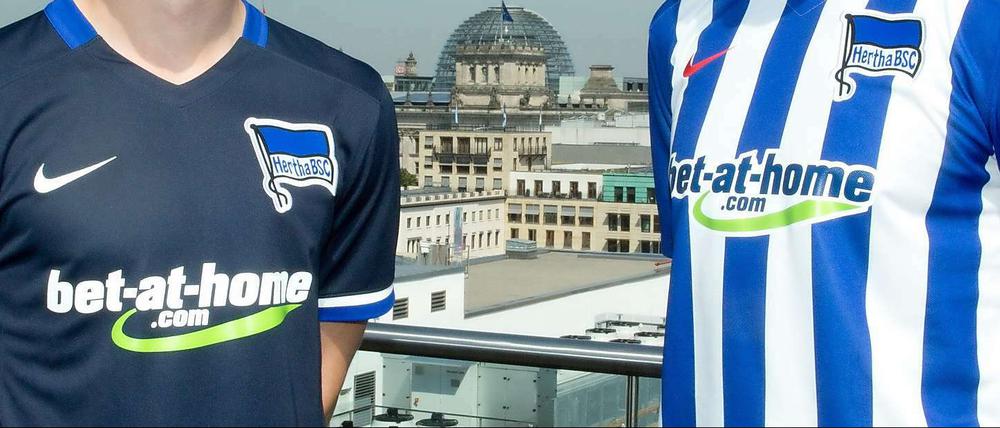 Mitchell Weiser im Auswärtstrikot, Julian Schieber trägt das Heimjersey. Schön ist anders.