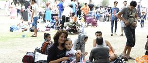 Zu Hunderten haben die Menschen, offenbar teils wochenlang, vor dem Lageso in Berlin-Moabit ausgeharrt.