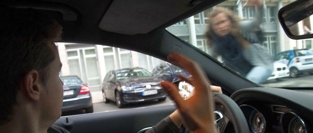 Ungehalten: Auf der Straße sind Spannungen zwischen Autofahrern und Radfahrern keine Seltenheit. 