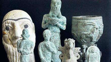 Schmuggelware. Die Bronze- and Keramikfiguren, vermutlich aus dem Irak, wurden 2005 in Jordanien sichergestellt. 