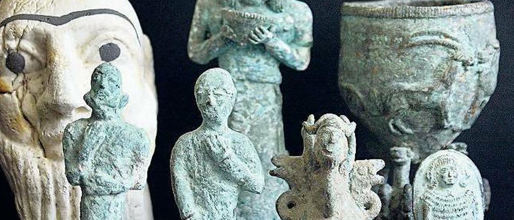 Schmuggelware. Die Bronze- and Keramikfiguren, vermutlich aus dem Irak, wurden 2005 in Jordanien sichergestellt.