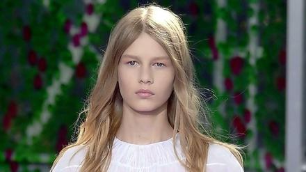 Das 14-jährige Model Sofia Mechetner aus Israel präsentiert am 06.07.2015 auf der Modewoche in Paris bei der Haute-Couture-Modenschau von Dior eine Kreation des belgischen Designers R. Simons für Herbst/Winter 2015/16.