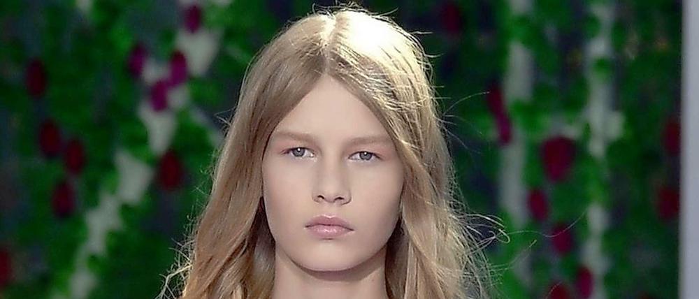 Das 14-jährige Model Sofia Mechetner aus Israel präsentiert am 06.07.2015 auf der Modewoche in Paris bei der Haute-Couture-Modenschau von Dior eine Kreation des belgischen Designers R. Simons für Herbst/Winter 2015/16.