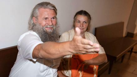 Der Angeklagte Gerhard Lebok, Guru der Sekte "Neue Gruppe der Weltdiener", und seine Lebensgefährtin Susanne B. warten am 15.07.2014 vor Prozessbeginn vor einem Saal des Landgerichts Nürnberg-Fürth Nürnberg.