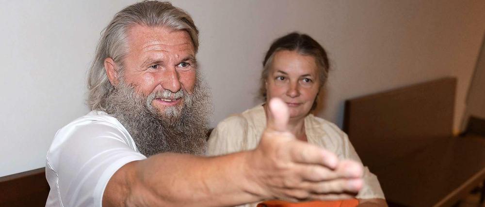 Der Angeklagte Gerhard Lebok, Guru der Sekte "Neue Gruppe der Weltdiener", und seine Lebensgefährtin Susanne B. warten am 15.07.2014 vor Prozessbeginn vor einem Saal des Landgerichts Nürnberg-Fürth Nürnberg.