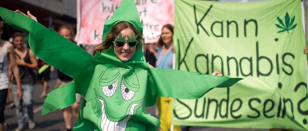 Kann es Sünde sein? Für die Teilnehmer der Hanfparade jedenfalls nicht. Ausgelassen feiern sie am Sonnabend im Herzen von Berlin.