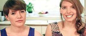 Lesergebunden: Steffi Fetz (links) und Lisa Altmeier kennen sich von der Journalistenschule. Mit „Crowdspondent“ machen sie sich selbstständig.