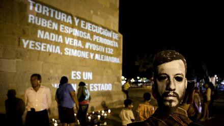 Der Fotograf Ruben Espinosa wird am Montag in Mexiko City beerdigt. Teilnehmer tragen Masken mit dem Bild des ermordeten Journalisten.