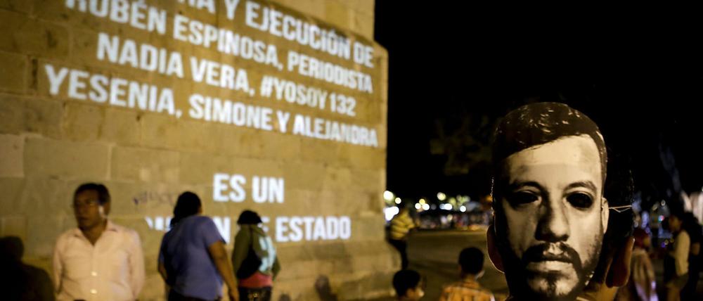 Der Fotograf Ruben Espinosa wird am Montag in Mexiko City beerdigt. Teilnehmer tragen Masken mit dem Bild des ermordeten Journalisten. 