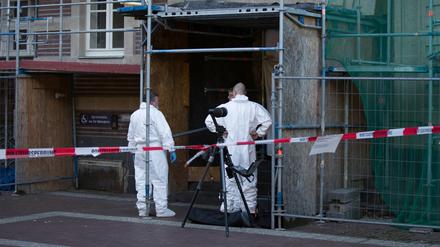 Beamte der Spurensicherung stehen am Mittwoch in Oberhausen (Nordrhein-Westfalen) vor dem Polizeipräsidium. Ein Polizist hat am Morgen hier einen Mann erschossen. Dieser sei mit einem Messer bewaffnet gewesen und habe die Beamten bedroht, sagte ein Sprecher der Polizei Essen.