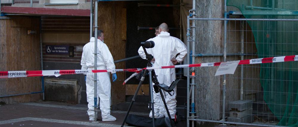 Beamte der Spurensicherung stehen am Mittwoch in Oberhausen (Nordrhein-Westfalen) vor dem Polizeipräsidium. Ein Polizist hat am Morgen hier einen Mann erschossen. Dieser sei mit einem Messer bewaffnet gewesen und habe die Beamten bedroht, sagte ein Sprecher der Polizei Essen.