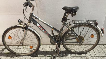 Die Polizeiinspektion Harburg veröffentlicht am 01.08.2015 das Foto eines Damenfahrrads, das Feuerwehrtaucher am 31.07.2015 in der Elbe bei Lauenburg (Niedersachsen) gefunden haben. Bei dem in Lauenburg aus der Elbe geborgenen Toten handelt es sich um den seit mehr als einer Woche mit seiner Familie vermissten 41-Jährigen aus Drage im niedersächsischen Landkreis Harburg. Die Polizei geht davon aus, dass der Mann mit diesem Rad auf die Elbbrücke gefahren ist, das Rad ins Wasser geworfen hat und dann selbst hinterher gesprungen ist.