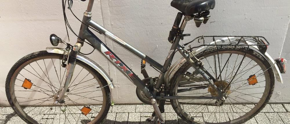 Die Polizeiinspektion Harburg veröffentlicht am 01.08.2015 das Foto eines Damenfahrrads, das Feuerwehrtaucher am 31.07.2015 in der Elbe bei Lauenburg (Niedersachsen) gefunden haben. Bei dem in Lauenburg aus der Elbe geborgenen Toten handelt es sich um den seit mehr als einer Woche mit seiner Familie vermissten 41-Jährigen aus Drage im niedersächsischen Landkreis Harburg. Die Polizei geht davon aus, dass der Mann mit diesem Rad auf die Elbbrücke gefahren ist, das Rad ins Wasser geworfen hat und dann selbst hinterher gesprungen ist.