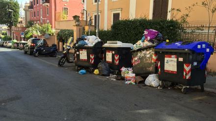 Überfüllte Müllcontainer, aufgenommen am 28.07.2015 in der Nähe des Vatikans in Rom (Italien). Ihre Stadt versinkt im Chaos, aber nicht alle Römer wollen dabei tatenlos zusehen. Anstatt zu lamentieren und auf die Politik zu schimpfen, haben einige Bürger eigene Initiativen gegen den Verfall der Stadt ins Leben gerufen.