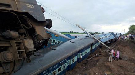 Bei einem Zugunglück in Indien sind mindestens 24 Menschen ums Leben gekommen.