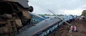 Bei einem Zugunglück in Indien sind mindestens 24 Menschen ums Leben gekommen. 