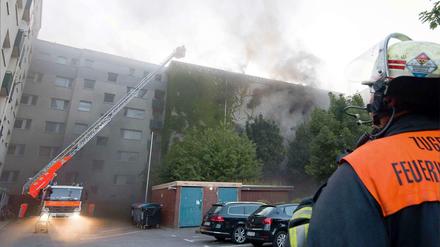 Feuer in einem Hochbunker in Hamburg am Dienstag. Die Feuerwehr versucht, zu löschen. Häuser wurden evakuiert.