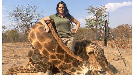 Die Jägerin Sabrina Corgatelli posiert auf Facebook mit einer erlegten Giraffe. Mehr als 4000 Usern gefällt das.