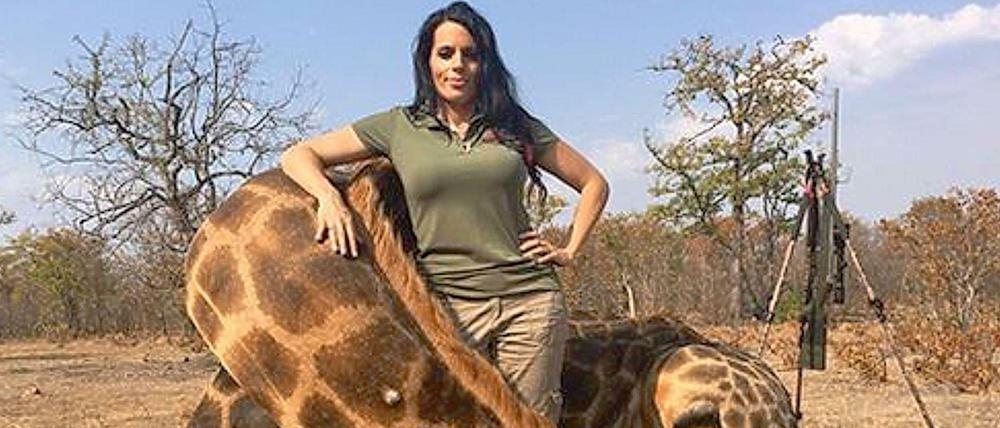 Die Jägerin Sabrina Corgatelli posiert auf Facebook mit einer erlegten Giraffe. Mehr als 4000 Usern gefällt das.