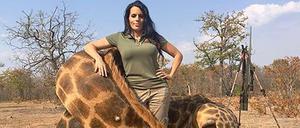 Die Jägerin Sabrina Corgatelli posiert auf Facebook mit einer erlegten Giraffe. Mehr als 4000 Usern gefällt das. 