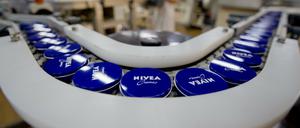 Starke Marke. Dosen mit Nivea-Creme liegen in Hamburg im Beiersdorf-Werk auf einem Transportband. 