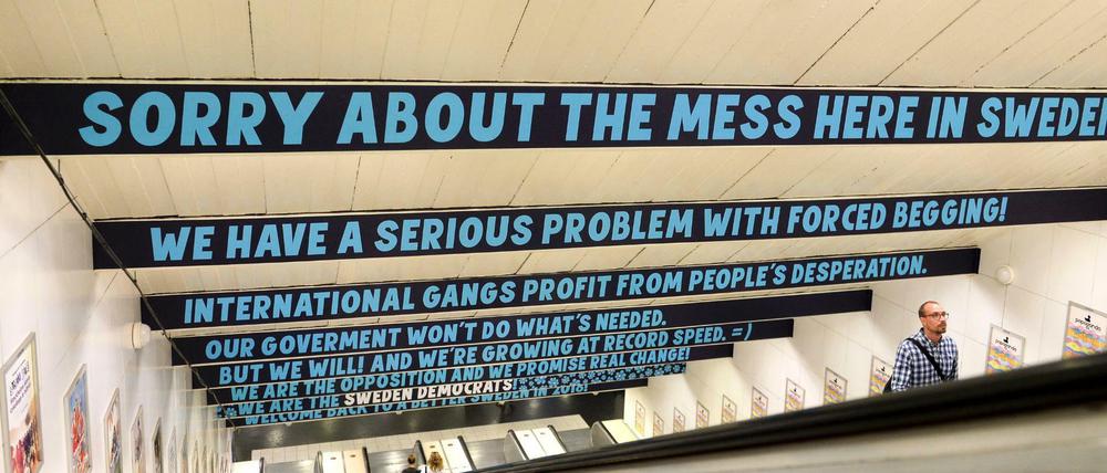 Die schwedische Partei SD (The Sweden Democrats) hat diese Plakate in einer U-Bahnstation in Stockholm aufgehängt. Am Dienstag sind die Banner während einer Demonstration wieder entfernt worden. 