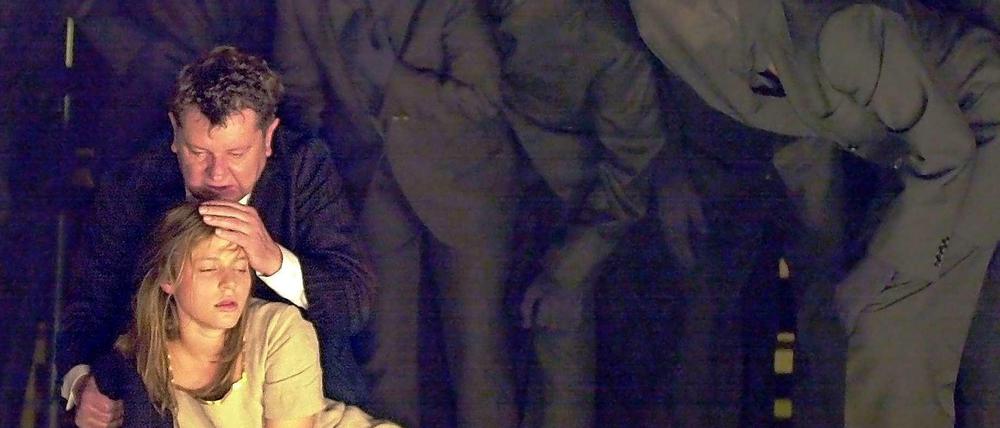 Umrahmt von schwarzgekleideten "Richtern" tröstet Theobald Friedenborn (Horst Mendroch) das "Käthchen von Heilbronn".