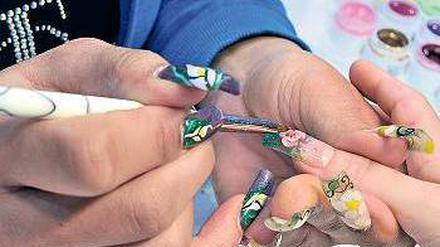 Handarbeit. Beschäftigte in Nagelstudios setzen sich schädlichen Stoffen aus.