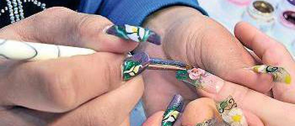 Handarbeit. Beschäftigte in Nagelstudios setzen sich schädlichen Stoffen aus.