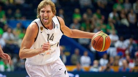Zu Gast bei Fremden. Zuletzt trug Nowitzki vor vier Jahren das Nationaltrikot, seitdem hat sich die Mannschaft stark verändert. Seit Montag trainiert er wieder mit.