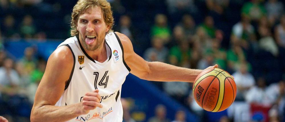 Zu Gast bei Fremden. Zuletzt trug Nowitzki vor vier Jahren das Nationaltrikot, seitdem hat sich die Mannschaft stark verändert. Seit Montag trainiert er wieder mit.
