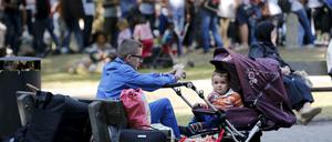 Auf gepackten Taschen warten die Flüchtlinge vor dem Lageso darauf, ihren Asylantrag stellen zu können.