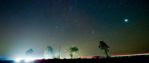 Wer in Berlin eine Sternschnuppe verpasst - kann nach Brandenburg ausweichen. Da ist der Sternenhimmel besonders schön.